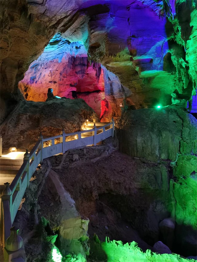 The projection of the Tianhetan dry karst cave used Krinda projectors The projection of the Tianhetan dry karst cave used Krinda projectors